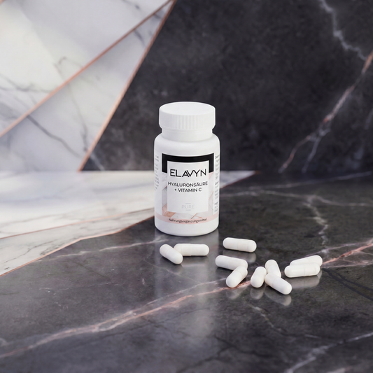 ELAVYN Hyaluronsäure + Vitamin C Dose mit Kapseln auf Marmor