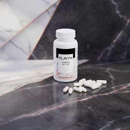 ELAVYN Vitamin D3 + K2 Dose mit Kapseln auf Marmor